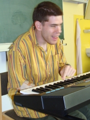 Timon bei einer Probe der Schulband