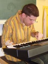 Timon bei einer Probe der Schulband