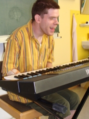 Timon bei einer Probe der Schulband
