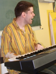 Timon bei einer Probe der Schulband