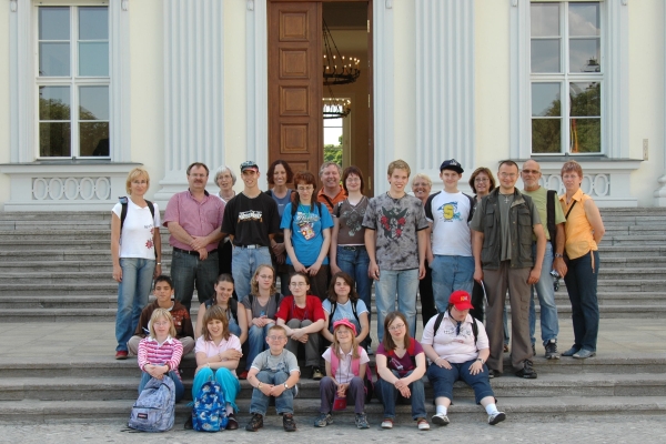 Gruppenfoto vor Schlo&szlig; Bellevue