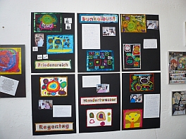 Ausstellung "Sch�ler malen nach Hundertwasser"