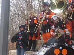 Die Guggenmusik spielt für die Klosterbergschule