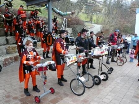 Freiwillige Guggenmusik Überdruck in der Klosterbergschule